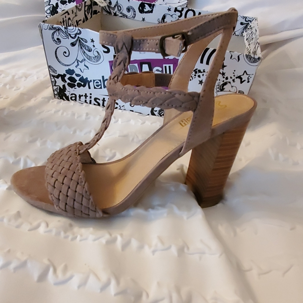 High heels - Picture 2 of 3